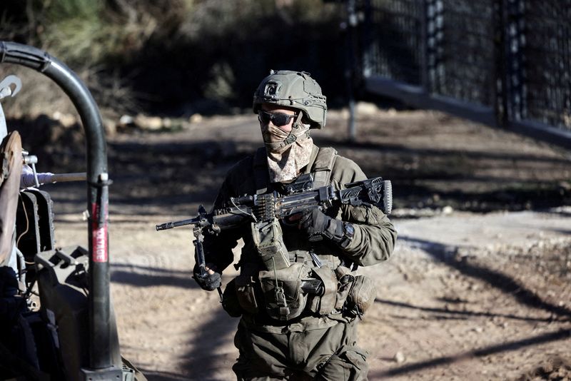 &copy; Reuters. FILE PHOTO: An Israeli soldier stands by the ceasefire line between the Israeli-occupied Golan Heights and Syria, as seen from Majdal Shams in the Golan Heights, December 15, 2024. REUTERS/Jamal Awad/File Photo