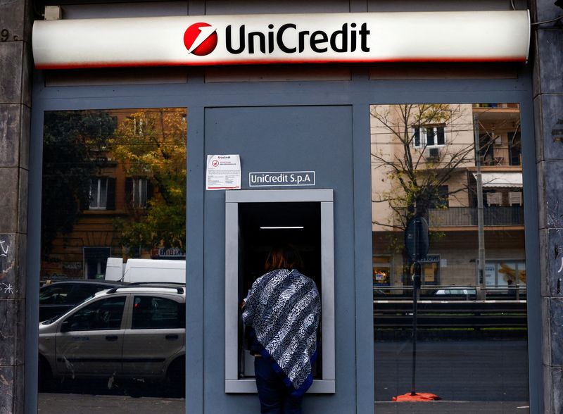 &copy; Reuters. Una persona utilizza un bancomat presso una filiale della banca UniCredit a Roma, Italia, 25 novembre 2024. REUTERS/Yara Nardi