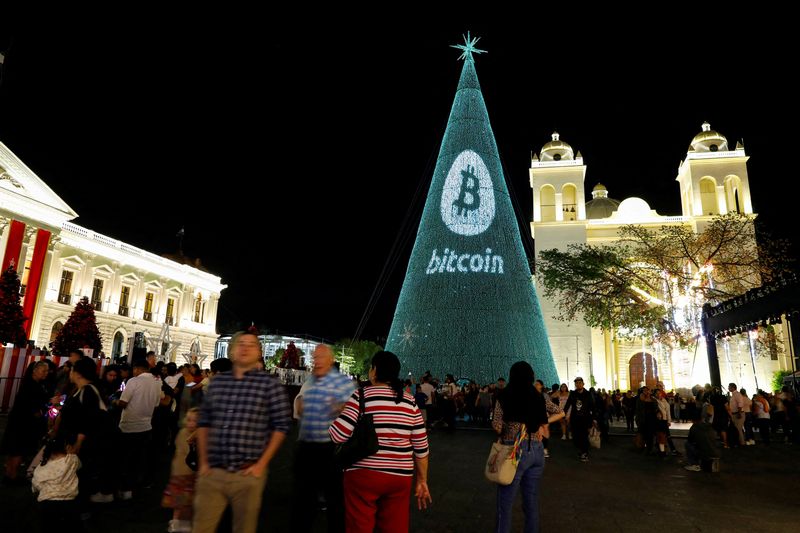 &copy; Reuters. FILE PHOTO: People gather around a Christmas tree light installation displaying a Bitcoin logo in San Salvador, El Salvador, December 9,2024. REUTERS/Jose Cabezas/File Photo