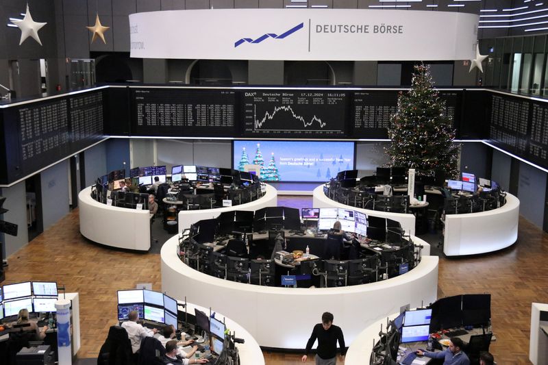 &copy; Reuters. La borsa tedesca è addobbata per il periodo natalizio, mentre il grafico dell'indice azionario tedesco DAX viene mostrato a Francoforte, Germania, il 17 dicembre 2024. REUTERS/Staff