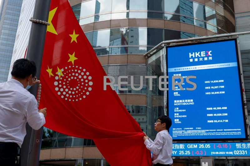&copy; Reuters. Telão com cotações acionárias em Hong Kongn18/08/2023. REUTERS/Tyrone Siu/File Photo