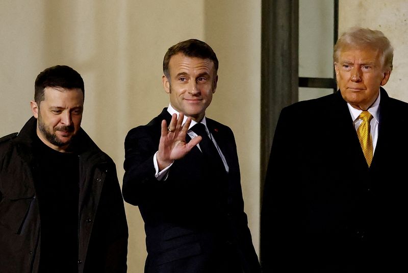 © Reuters. FILE PHOTO: French President Emmanuel Macron accompanies U.S. President-elect Donald Trump and Ukraine's President Volodymyr Zelenskiy as they leave after a trilateral meeting at the Elysee Palace in Paris as part of ceremonies to mark the reopening of the Notre-Dame de Paris Cathedral, five-and-a-half years after a fire ravaged the Gothic masterpiece, in Paris, France, December 7, 2024. REUTERS/Christian Hartmann