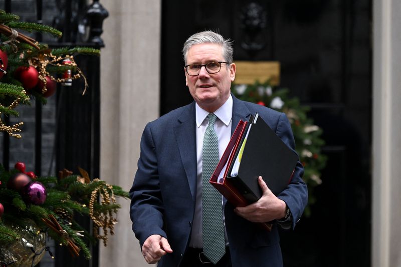 &copy; Reuters. Primeiro-ministro do Reino Unido, Keir Starmer, do lado de fora da residência oficial de Downing Street, em Londresn18/12/2024 REUTERS/Jaimi Joy