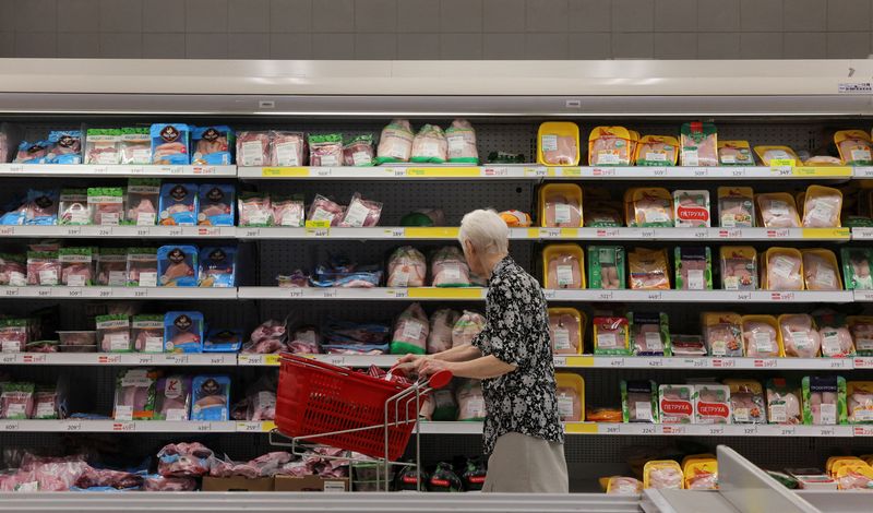 © Reuters. FILE PHOTO: A customer shops for poultry at a grocery store in Saint Petersburg, Russia June 27, 2024.  REUTERS/Anton Vaganov/File Photo