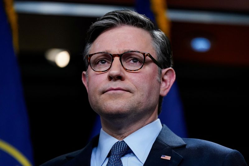 © Reuters. FILE PHOTO: U.S. House Speaker Mike Johnson (R-LA) attends a press conference following a House Republican conference meeting on Capitol Hill in Washington, U.S., December 17, 2024. REUTERS/Elizabeth Frantz/File Photo