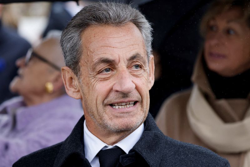 &copy; Reuters. L'ex presidente francese Nicolas Sarkozy assiste alle commemorazioni per il 106° anniversario dell'armistizio dell'11 novembre 1918, che pose fine alla Prima Guerra Mondiale, in Place de l'Etoile, a Parigi, l'11 novembre 2024. LUDOVIC MARIN/Pool via REUT