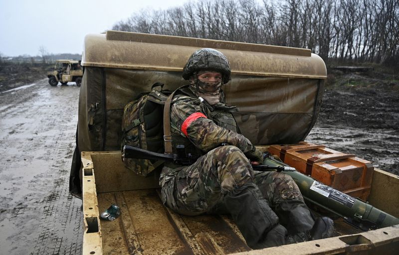 © Reuters. FILE PHOTO: A Russian service member rides in the back of a military buggy during combat training at a firing range, in the course of Russia-Ukraine conflict, in Krasnodar region, Russia December 12, 2024. REUTERS/Sergey Pivovarov/File Photo