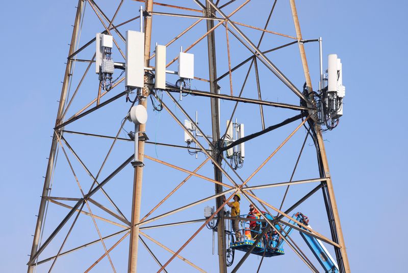 © Reuters. FILE PHOTO: Technicians install 5G equipment on a utilities tower in Redondo Beach, California, U.S., March 16, 2022. REUTERS/Mike Blake/File Photo