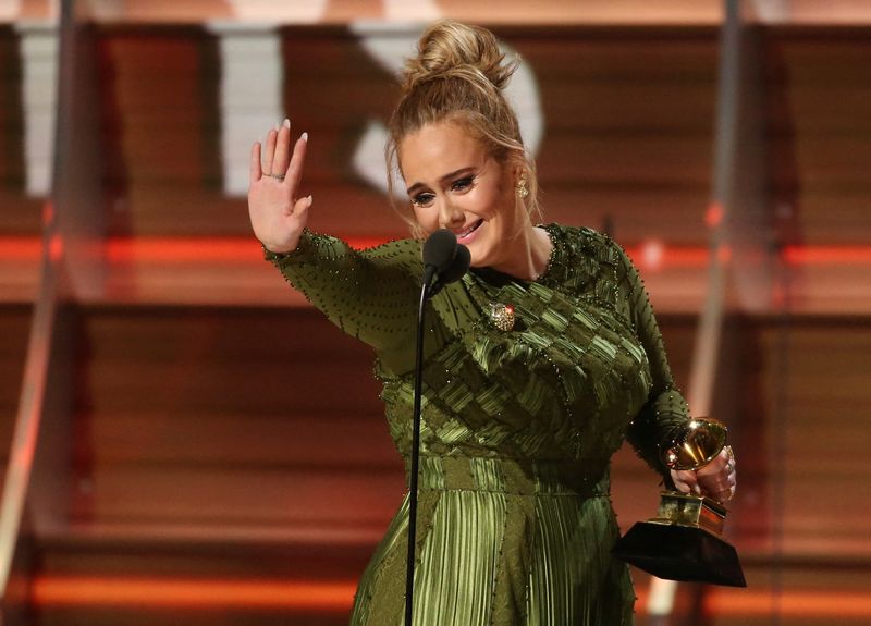 &copy; Reuters. Adele no Grammy Awards em Los Angelesn 12/2/2017    REUTERS/Lucy Nicholson