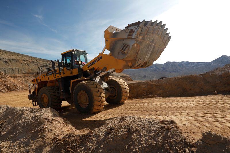 © Reuters. A wheel loader takes ore to a crusher at the MP Materials rare earth mine in Mountain Pass, California, U.S. January 30, 2020. Picture taken January 30, 2020. REUTERS/Steve Marcus/File Photo