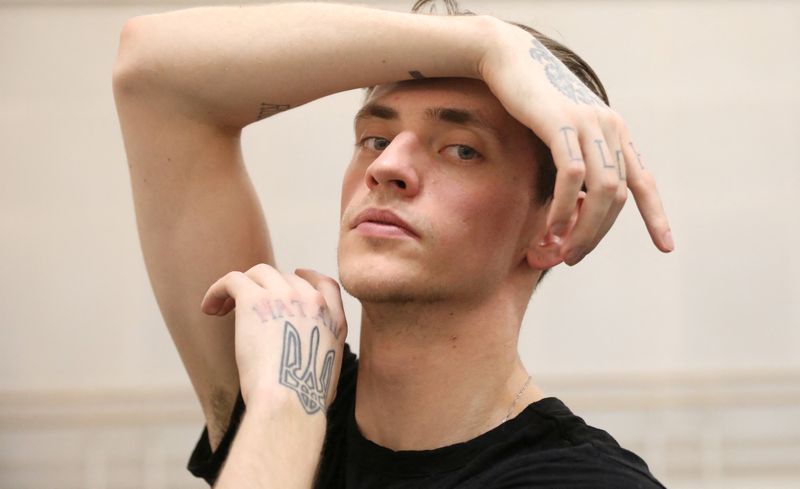 © Reuters. FILE PHOTO: Ballet dancer Sergei Polunin poses for a portrait as he rehearses at the Royal Opera House for the Project Polunin show in London, Britain March 1, 2017. REUTERS/Neil Hall/File Photo