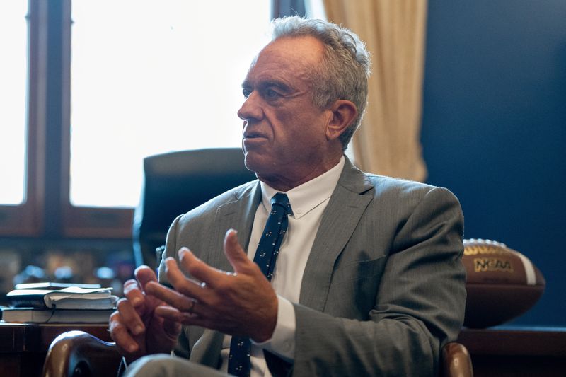 &copy; Reuters. Robert F. Kennedy Jr., U.S. President-elect Donald Trump’s nominee to run the Department of Health and Human Services, meets with U.S. Senator Tommy Tuberville (R-AL) on Capitol Hill in Washington, U.S., December 17, 2024. REUTERS/Elizabeth Frantz