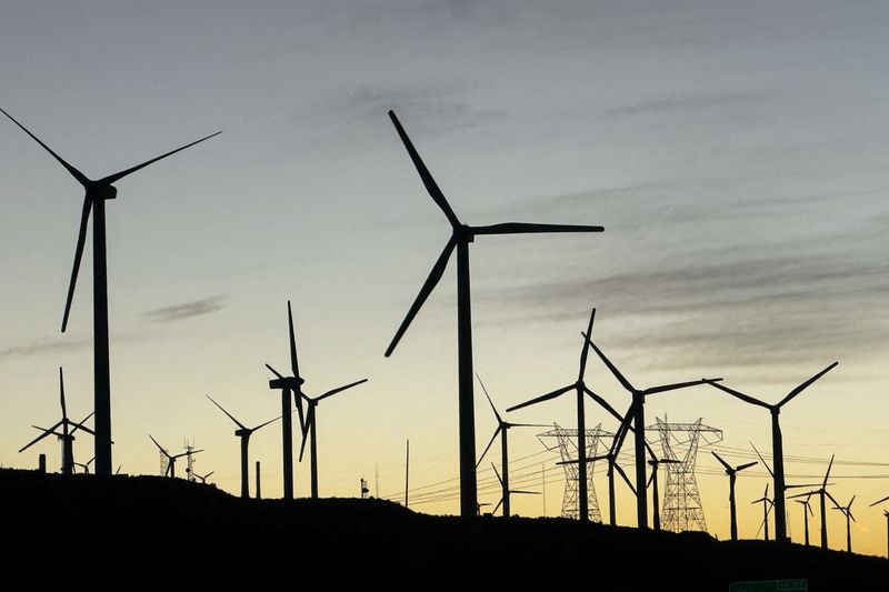 © Reuters. FILE PHOTO: Wind turbines are shown in Palm Springs, California, U.S., October 12, 2024. REUTERS/Mike Blake/File Photo