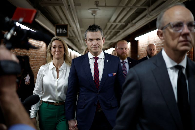 © Reuters. Pete Hegseth, President-elect Donald Trump's choice to be U.S. Defense Secretary, walks with his wife Jennifer Rauchet, after a meeting in the Russell Senate Office Building on Capitol Hill in Washington, U.S., December 17, 2024. REUTERS/Benoit Tessier