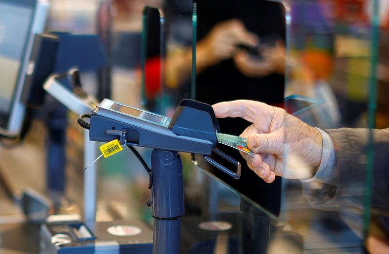 © Reuters. A customer uses a credit card. REUTERS/Eric Gaillard/File Photo