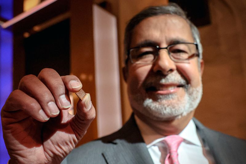 &copy; Reuters. FILE PHOTO: Sanjay Mehrotra, CEO of Micron Technology Inc., shows a  chip on the floor at the New York Stock Exchange (NYSE) in New York City, U.S., April 26, 2024.  REUTERS/Brendan McDermid/File Photo