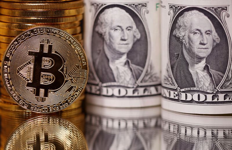 © Reuters. FILE PHOTO: Representations of bitcoin and U.S. dollar banknotes are seen in this illustration taken January 6, 2020. REUTERS/Dado Ruvic/Illustration/File Photo