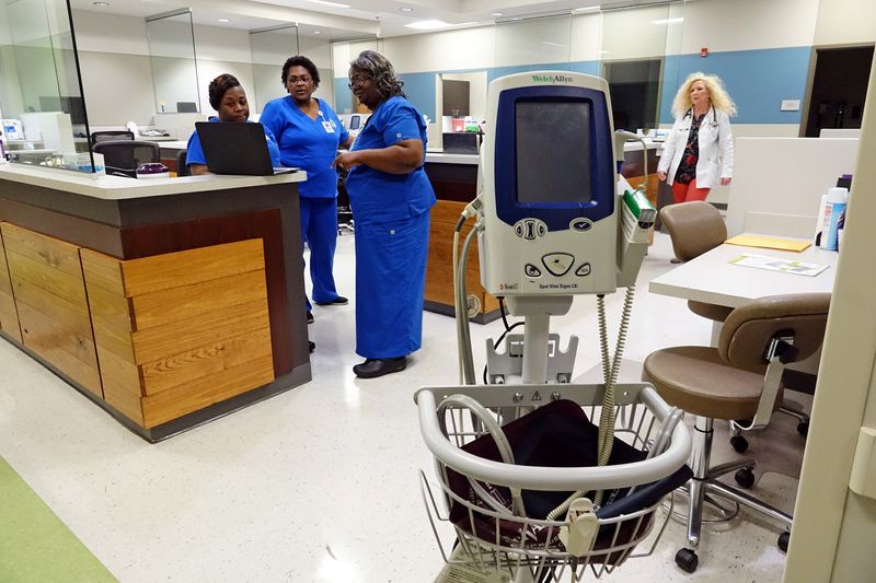 © Reuters. FILE PHOTO: The medical staff inside the East Ark. Family Health in West Memphis, Arkansas, U.S., May 2, 2018. REUTERS/Karen Pulfer Focht/ File Photo