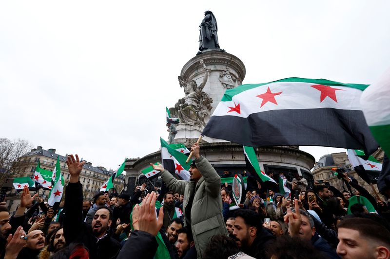 &copy; Reuters. Manifestantes em Paris comemoram queda de Bashar al-Assad na Sírian08/12/2024nREUTERS/Piroschka van de Wouw