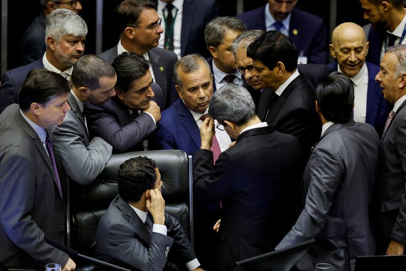 © Reuters. Deputados negociam votação de projeto no plenário da Câmara dos Deputados
18/12/2024
REUTERS/Adriano Machado