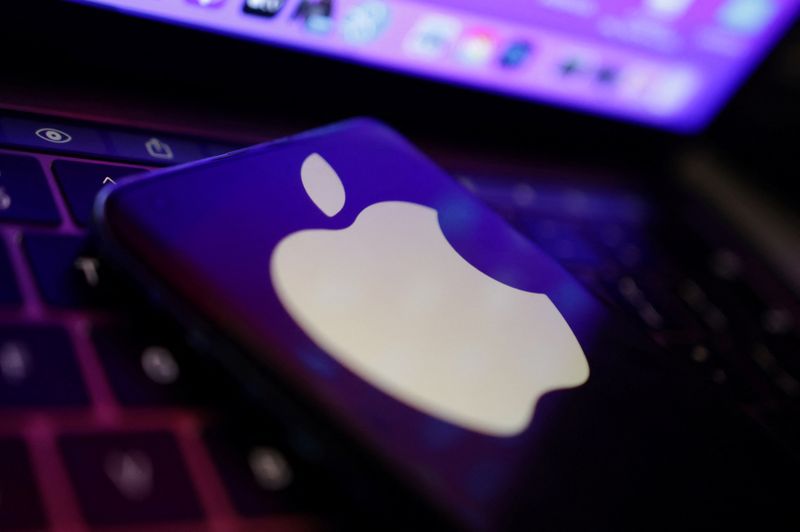 © Reuters. FILE PHOTO: Apple logo is seen in this illustration taken, August 22, 2022. REUTERS/Dado Ruvic/Illustration/File Photo