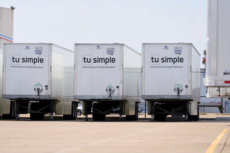 © Reuters. FILE PHOTO: TuSimple truck-trailers are parked at their facility at AllianceTexas, a 27,000-acre business complex boasting some of the country?s largest freight operations, in Fort Worth, Texas, U.S. May 18, 2022. Picture taken May 18, 2022. REUTERS/Cooper Neill/File Photo