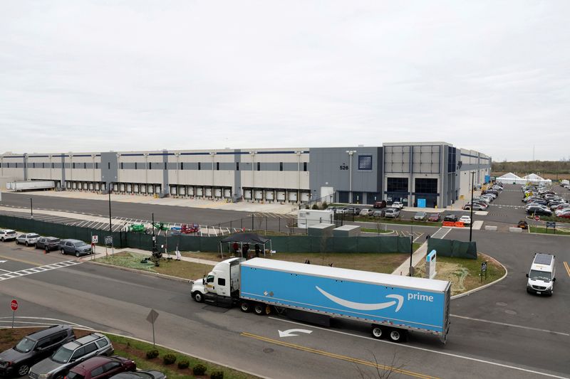 © Reuters. FILE PHOTO: Amazon’s LDJ5 sortation center is seen, as employees begin voting to unionize a second warehouse in the Staten Island borough of New York, U.S. April 25, 2022.  REUTERS/Brendan McDermid./File Photo