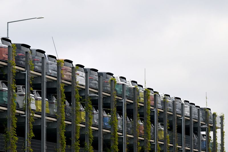 © Reuters. Volkswagen vehicles are lined up at the company's plant in Hanover, Germany, December 17, 2024. REUTERS/Fabian Bimmer