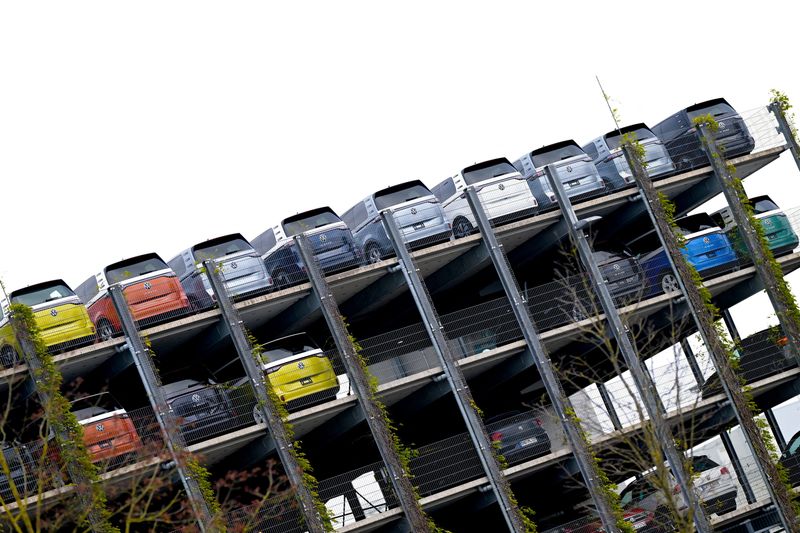 © Reuters. FILE PHOTO: A view shows Volkswagen vehicles at the company's plant in Hanover, Germany, December 17, 2024. REUTERS/Fabian Bimmer/File Photo