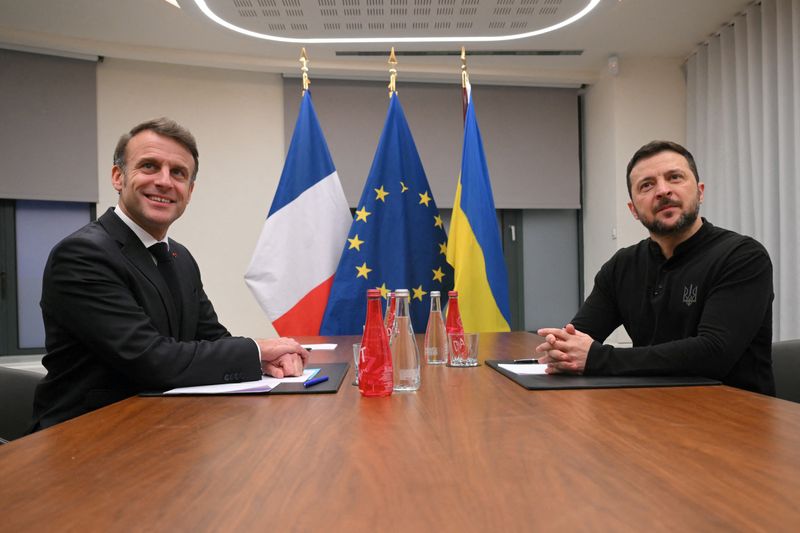 ©Reuters. O presidente da França, Emmanuel Macron, e o presidente da Ucrânia, Volodymyr Zelensky, posam antes de uma reunião em Bruxelas, Bélgica, em 18 de dezembro de 2024. Nicolas Tucat/Pool via REUTERS