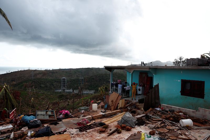 © Reuters. A person looks at the damage in the aftermath of Cyclone Chido, in Longoni, Mayotte, France December 19, 2024. REUTERS/Gonzalo Fuentes