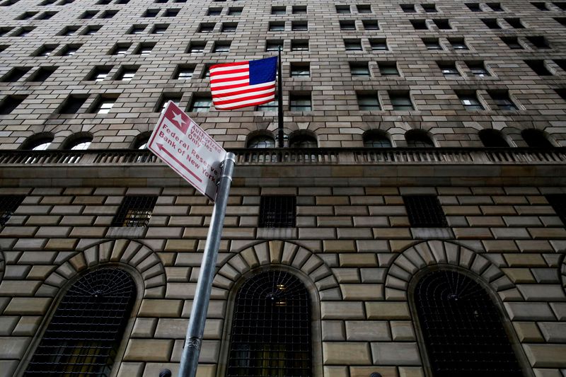 © Reuters. FILE PHOTO: The Federal Reserve Bank of New York building is seen in the Manhattan borough of New York, U.S., December 16, 2017. REUTERS/Eduardo Munoz/File Photo