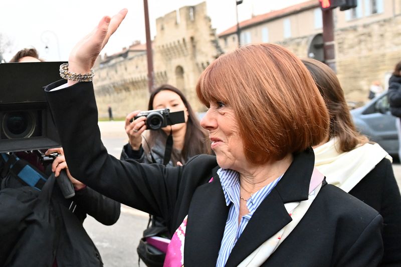 © Reuters. Frenchwoman Gisele Pelicot, the victim of an alleged mass rape orchestrated by her then-husband Dominique Pelicot at their home in the southern French town of Mazan, waves to supporters as she arrives with her lawyers to attend the verdict in the trial for Dominique Pelicot and 50 co-accused, at the courthouse in Avignon, France, December 19, 2024. REUTERS/Alexandre Dimou