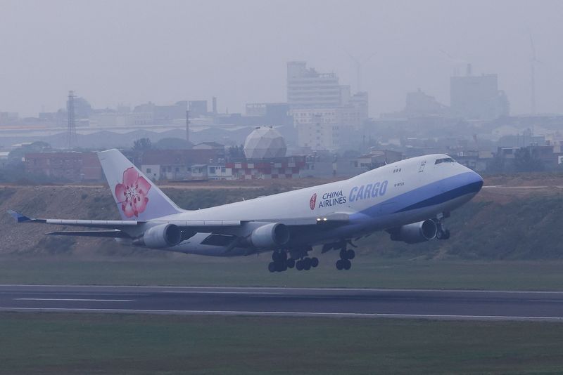 &copy; Reuters. FILE PHOTO: A China airline flight is seen taking off at Taiwan Taoyuan International Airport in Taoyuan, Taiwan April 12, 2023. REUTERS/Ann Wang/File Photo