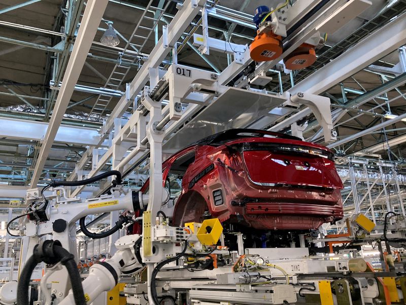 © Reuters. FILE PHOTO: Nissan Motor's Universal Powertrain Mounting System with a two-layer pallet structure, compatible with EV, e-POWER (HV) and gasoline vehicles is pictured in Kawachi-gun, in Tochigi prefecture, Japan October 8, 2021. REUTERS/Maki Shiraki/File Photo