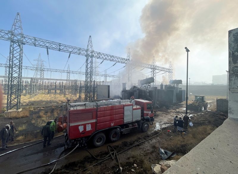 © Reuters. Smoke rises from a power station following Israeli airstrikes in Sanaa, Yemen December 19, 2024. REUTERS/Khaled Abdullah     