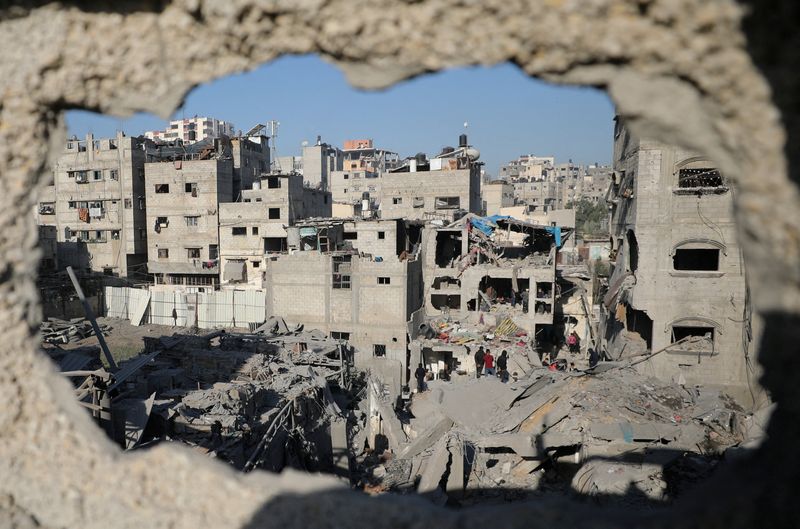 &copy; Reuters. Palestinians inspect the site of an Israeli airstrike on a house, amid the ongoing conflict between Israel and Hamas, in Gaza City, December 19, 2024. REUTERS/Dawoud Abu Alkas