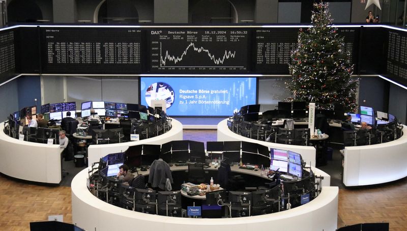 &copy; Reuters. La borsa tedesca è addobbata per il periodo natalizio, mentre il grafico dell'indice azionario tedesco DAX viene mostrato a Francoforte, Germania, 18 dicembre 2024. REUTERS/Staff