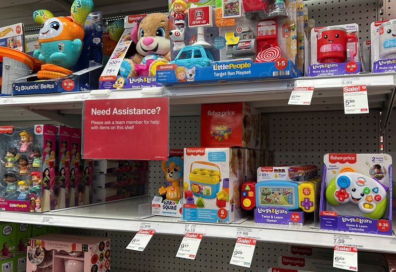 © Reuters. Holiday gifts on sale are displayed at a Target store in Manhattan, New York, U.S., December 15, 2024. REUTERS/Jessica DiNapoli