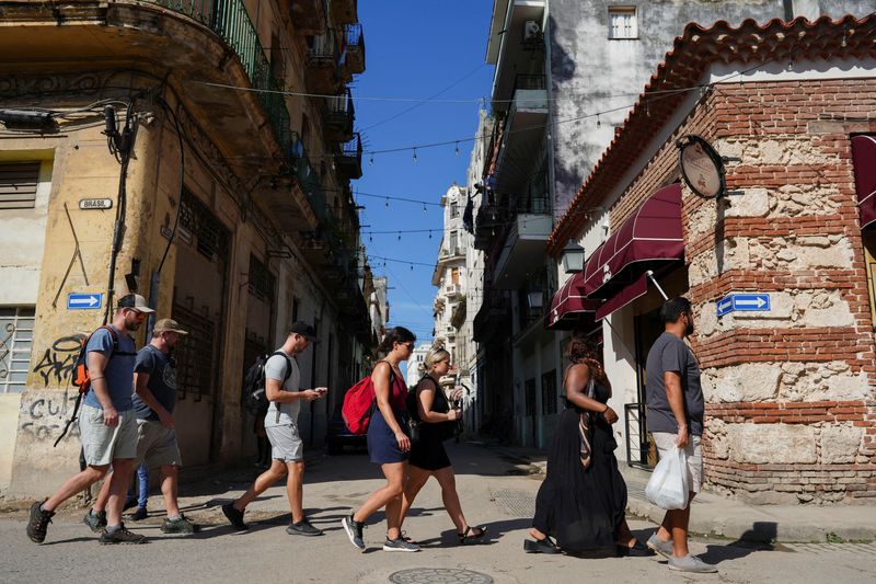 © Reuters. Tourists walk in downtown Havana, Cuba, December 18, 2024. REUTERS/Alexandre Meneghini