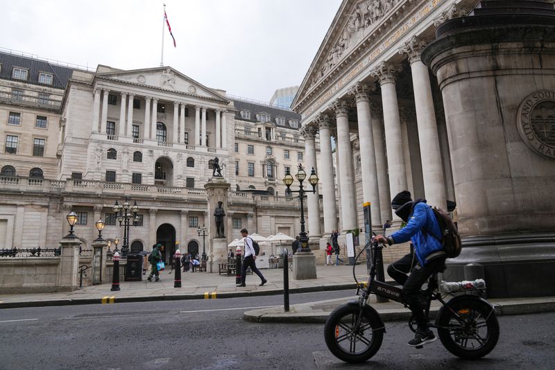 © Reuters. A person rides a bike near the Bank of England building, in London, Britain July 3, 2024. REUTERS/Maja Smiejkowska/File Photo