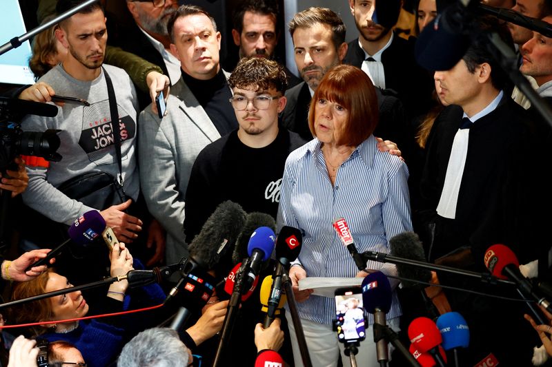 © Reuters. Frenchwoman Gisele Pelicot, the victim of an alleged mass rape orchestrated by her then-husband Dominique Pelicot at their home in the southern French town of Mazan, talks to journalists after the verdict in the trial for Dominique Pelicot and 50 co-accused, at the courthouse in Avignon, France, December 19, 2024. REUTERS/Manon Cruz 