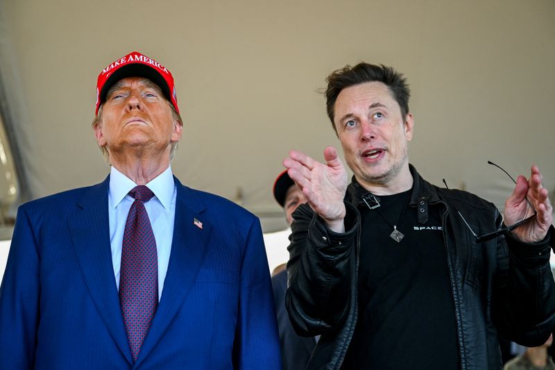 &copy; Reuters. FILE PHOTO: Elon Musk speaks with U.S. President-elect Donald Trump as they watch the launch of the sixth test flight of the SpaceX Starship rocket in Brownsville, Texas, U.S., November 19, 2024. Brandon Bell/Pool via REUTERS