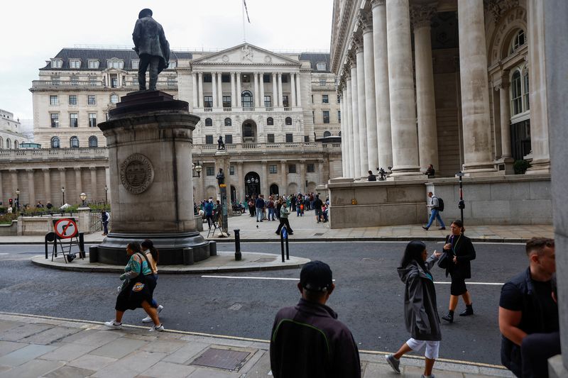 © Reuters. FILE PHOTO: People walk outside the Bank of England in London, Britain, September 21, 2023. REUTERS/Peter Nicholls/File Photo