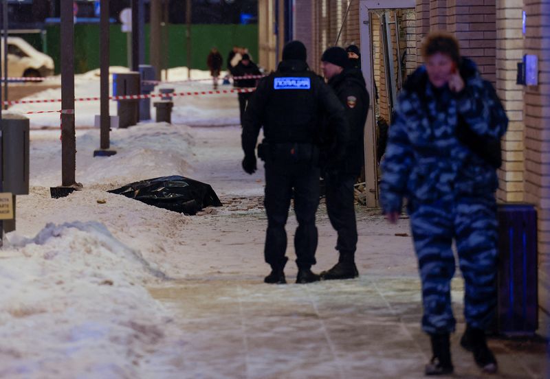 © Reuters. A view shows an explosion scene in which, according to the Russian Investigative Committee, Russian General Igor Kirillov, head of the nuclear protection forces, and his assistant were killed, in Moscow, Russia, December 17 2024. REUTERS/Maxim Shemetov