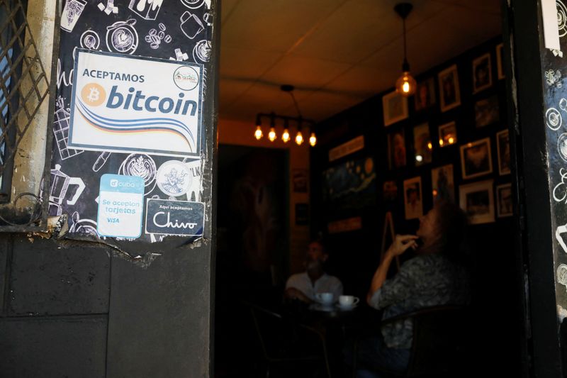 © Reuters. Members of a local Bitcoin community, gather in a local cafe in Berlin, El Salvador, January 24, 2024. REUTERS/Jose Cabezas/File Photo