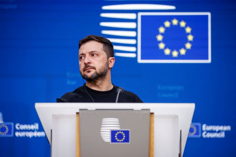 © Reuters. Ukraine's President Volodymyr Zelenskiy looks on as he attends a European Union leaders summit in Brussels, Belgium, December 19, 2024. REUTERS/Johanna Geron