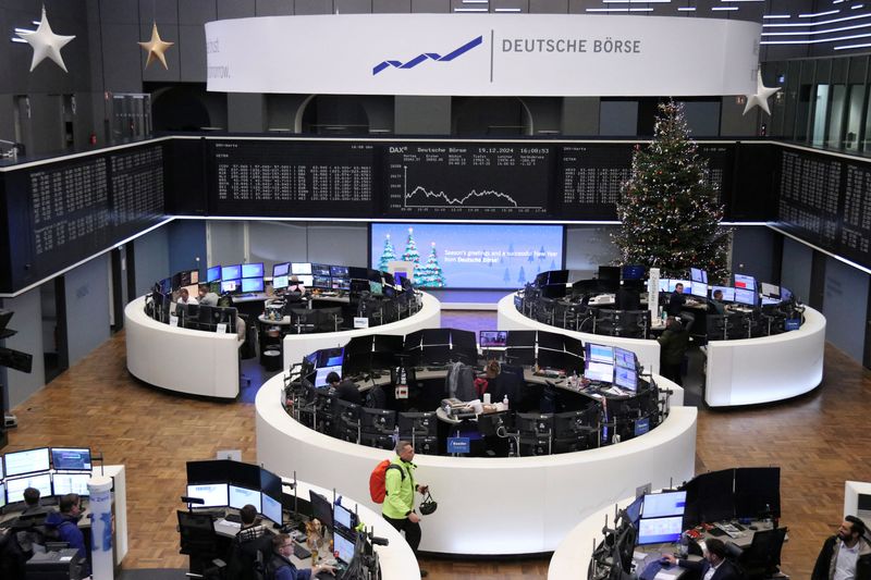 © Reuters. The German stock exchange is decorated for the Christmas season as the German share price index DAX graph is pictured in Frankfurt, Germany, December 19, 2024.    REUTERS/Staff