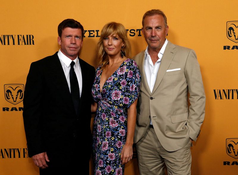 &copy; Reuters. Taylor Sheridan com Kevin Costner e Kelly Reilly em evento de "Yellowstone" em Los Angelesn 11/6/2018    REUTERS/Mario Anzuoni