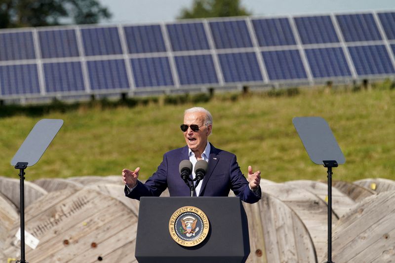 &copy; Reuters. FILE PHOTO: Solar panels at the background as U.S. President Joe Biden speaks during a visit to Vernon Electric Cooperative in Westby, Wisconsin, U.S., September 5, 2024. REUTERS/Kevin Lamarque/File Photo